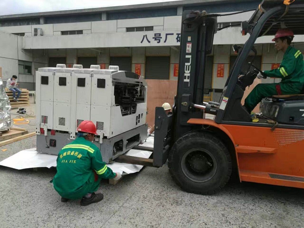 SMT設備卸車、拆箱作業