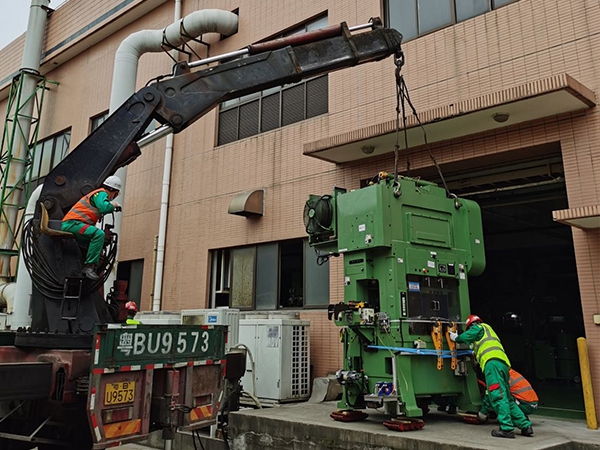 傳統設備卸車、拆箱作業