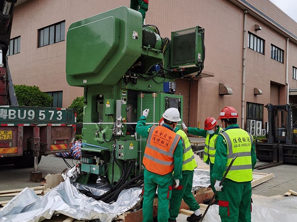 傳統設備卸車、拆箱作業