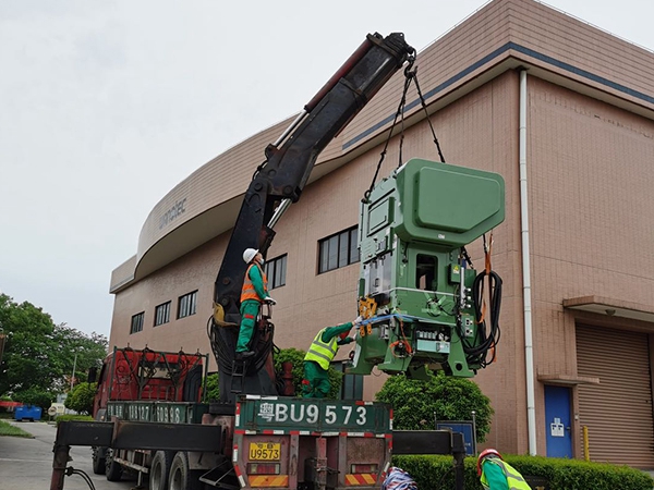 傳統設備卸車、拆箱作業